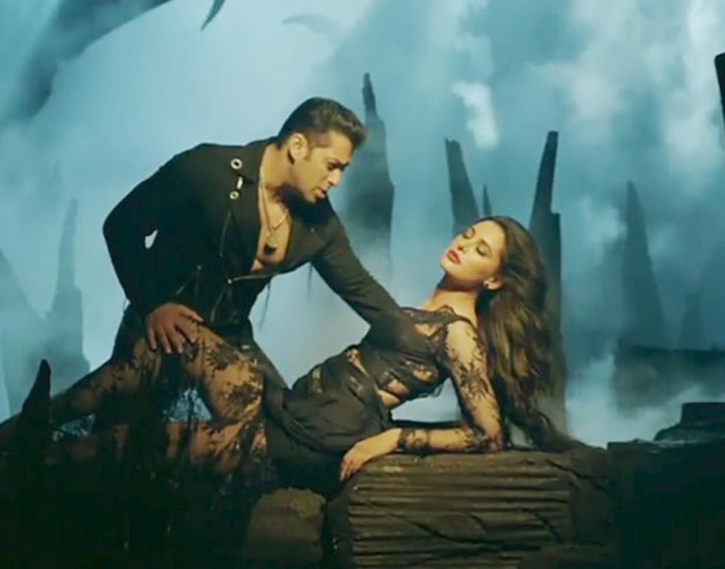 কিক: ‘কিক’ ছবির আইটেম গান ‘ইয়ার না মিলে’তে নার্গিস ফাকরির স্টাইল বেশ জনপ্রিয় হয় সোশ্যাল মিডিয়ায়। গানটির ভিউয়ার সংখ্যাও অনেক। প্রথমে এই আইটেমের জন্য অফার গিয়েছিল দীপিকাকে কাছে। সেই সময় ‘হ্যাপি নিউ ইয়ার’ ছবির আইটেমের জন্য প্রস্তুতি নিচ্ছিলেন দীপিকা। তাই, অফার ফিরিয়ে দেন তিনি।