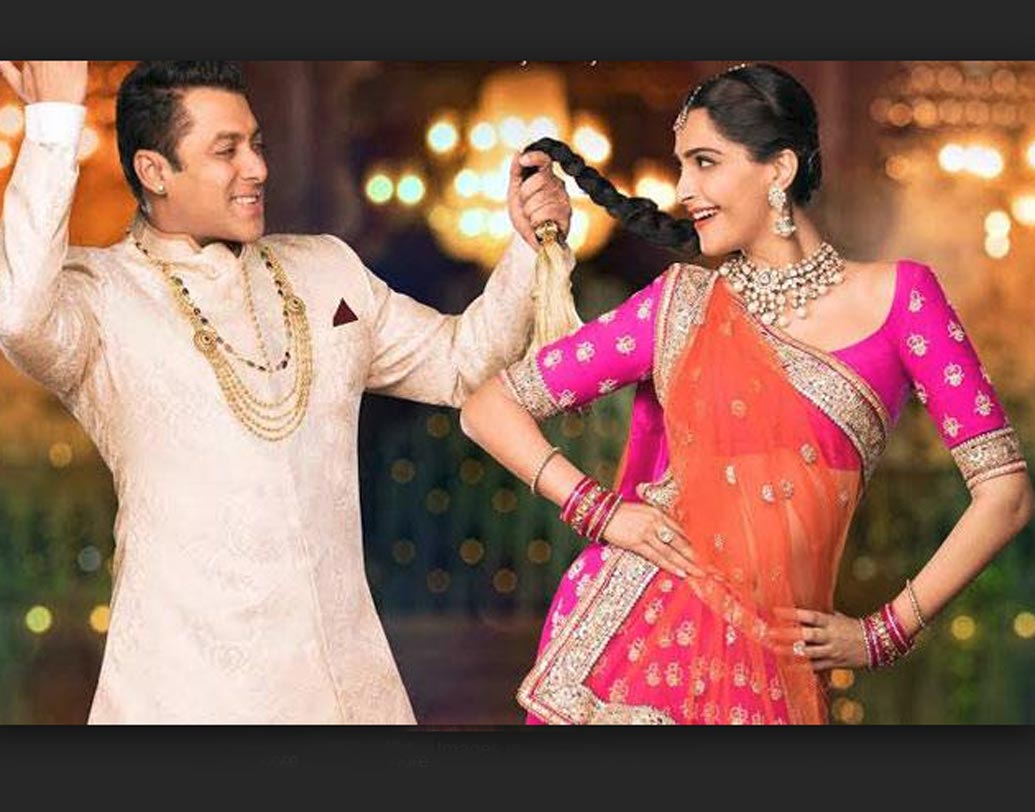 প্রেম রতন ধন পায়ো: সোনম কপূরের কেরিয়ারে অন্যতম টার্নিং পয়েন্ট ‘প্রেম রতন ধন পায়ো’। তবে, এই ছবির জন্য প্রথমে দীপিকাকে প্রস্তাব দিয়েছিলেন পরিচালক সুরজ বরজাতিয়া। দীপিকা নাকচ করলে সেই জায়গায় সোনমকে কাস্ট করা হয়। সলমন-সুরয বরজাতিয়া জুটির এই ছবি মুক্তির প্রথম দু’সপ্তাহের মধ্যে ২০০ কোটির ক্লাবে এন্ট্রি নিয়েছিল।