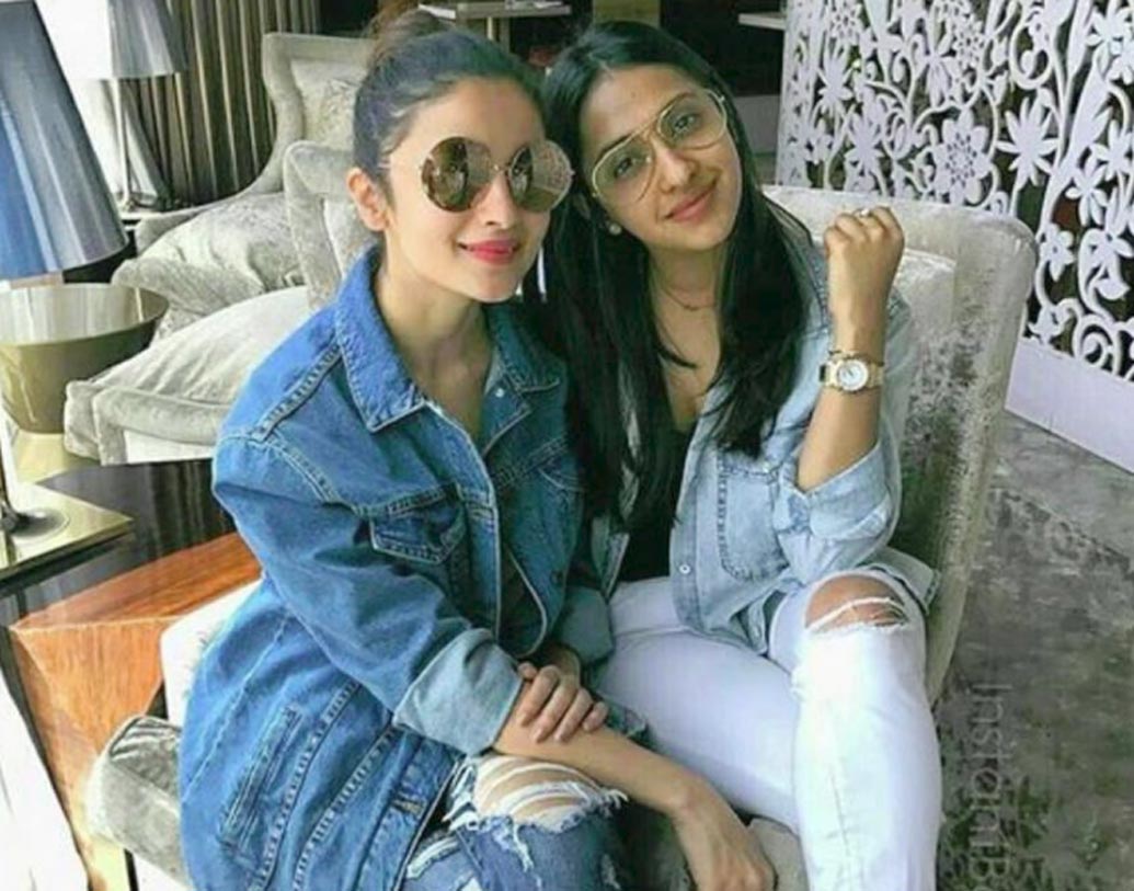 আলিয়া ভট্ট-আকাঙ্খা রঞ্জন: দু’জনের মধ্যে নাকি বন্ধুত্ব খুবই গভীর। বলিউডে পা দিয়ে ইতিমধ্যেই একের পর এক হিট ছবি ঝুলিতে পুরে নিয়েছেন আলিয়া। তাঁর অভিনয় দক্ষতার ফ্যান জেন-ওয়াই। অন্যদিকে, মডেলিংয়ের দুনিয়ায় বেশ জনপ্রিয় আকাঙ্খা। মনীশ মলহোত্র থেকে বিক্রম ফডনীশ, নীতা লুলার পোশাকে র‌্যাম্প কাঁপিয়েছেন আকাঙ্খা।