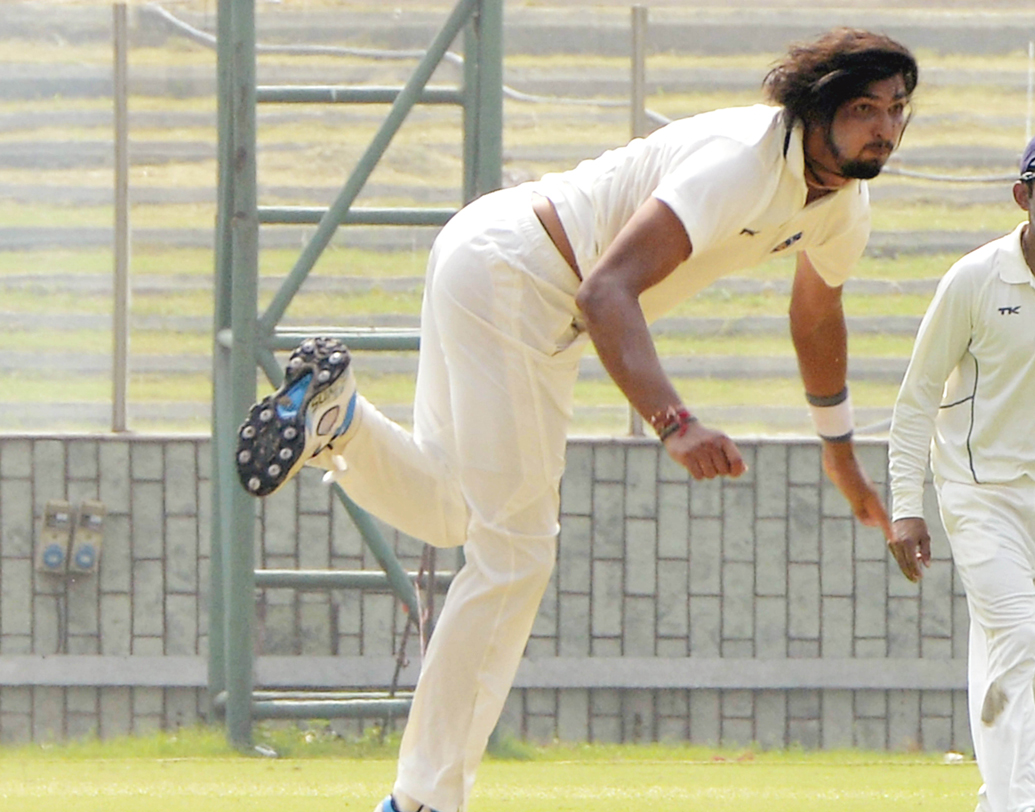 ব্যাট হাতেও ভেল্কি দেখিয়েছেন এই পেসার। প্রথম কাউন্টিতেই করেছেন অর্ধশতরান। লাল বলের পাশাপাশি সাদা বলেও ভাল পারফর্ম করেছেন ইশান্ত। ৫ ম্যাচে নিয়েছেন ৮ উইকেট।