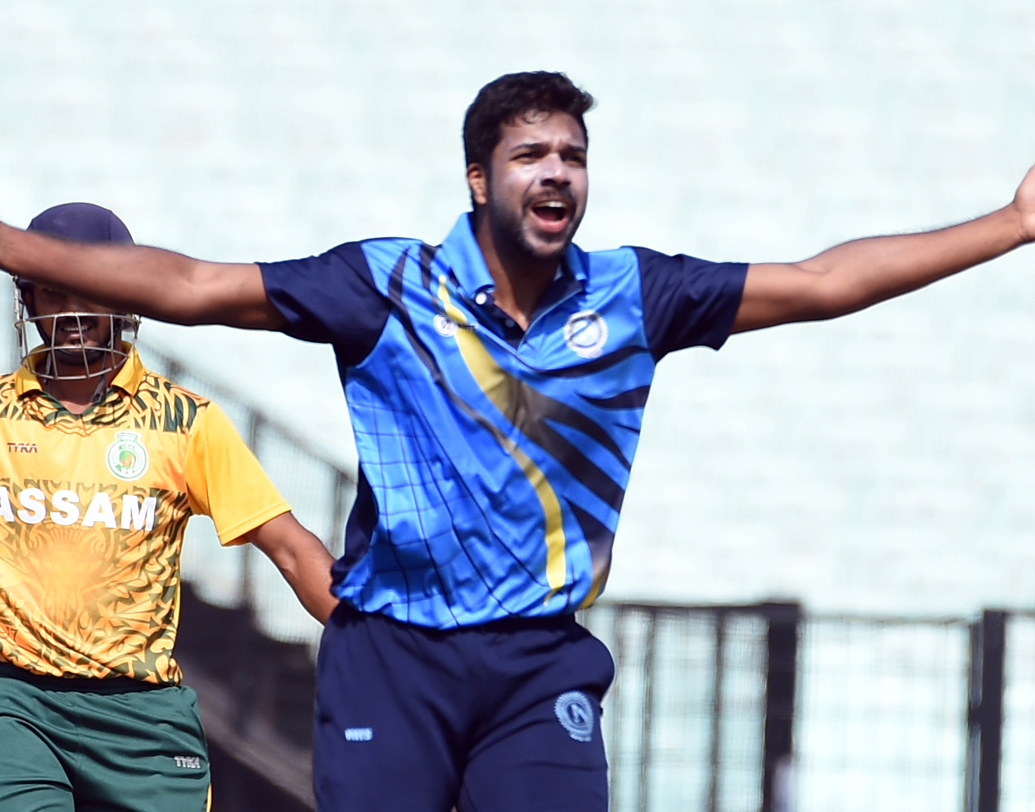 বরুণ অ্যারন (লেস্টারশায়ার): দেশের হয়ে শেষ বার খেলেছেন প্রায় আড়াই বছর আগে, ২০১৫-এর নভেম্বরে। লেস্টারে তিনি খেলেছেন পাক পেসার মহম্মদ আব্বাসের বদলি হিসাবে। লেস্টারের হয়ে ৬টা ওয়ানডে এবং ৩টি প্রথম শ্রেণির ম্যাচ খেলেছেন অ্যারন।