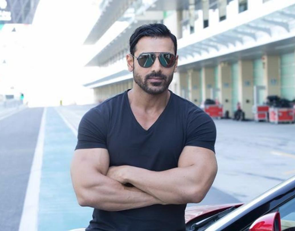 জন আব্রাহাম: জনের মতো সিক্স প্যাক অ্যাবস বানাতে চান? শুধু জিম করলেই হবে না কিন্তু, খেতে হবে পুষ্টিকর এবং সঠিক খাবার। জন জানাচ্ছেন, ফিট বডি পেতে তিনি নিয়মিত ব্রেকফাস্টে রাখেন ৬টি ডিমের সাদা অংশ, ৪টি স্লাইস ব্রেড এবং মাখন, ১০টি আমন্ড এবং অনেকটা ফলের রস।