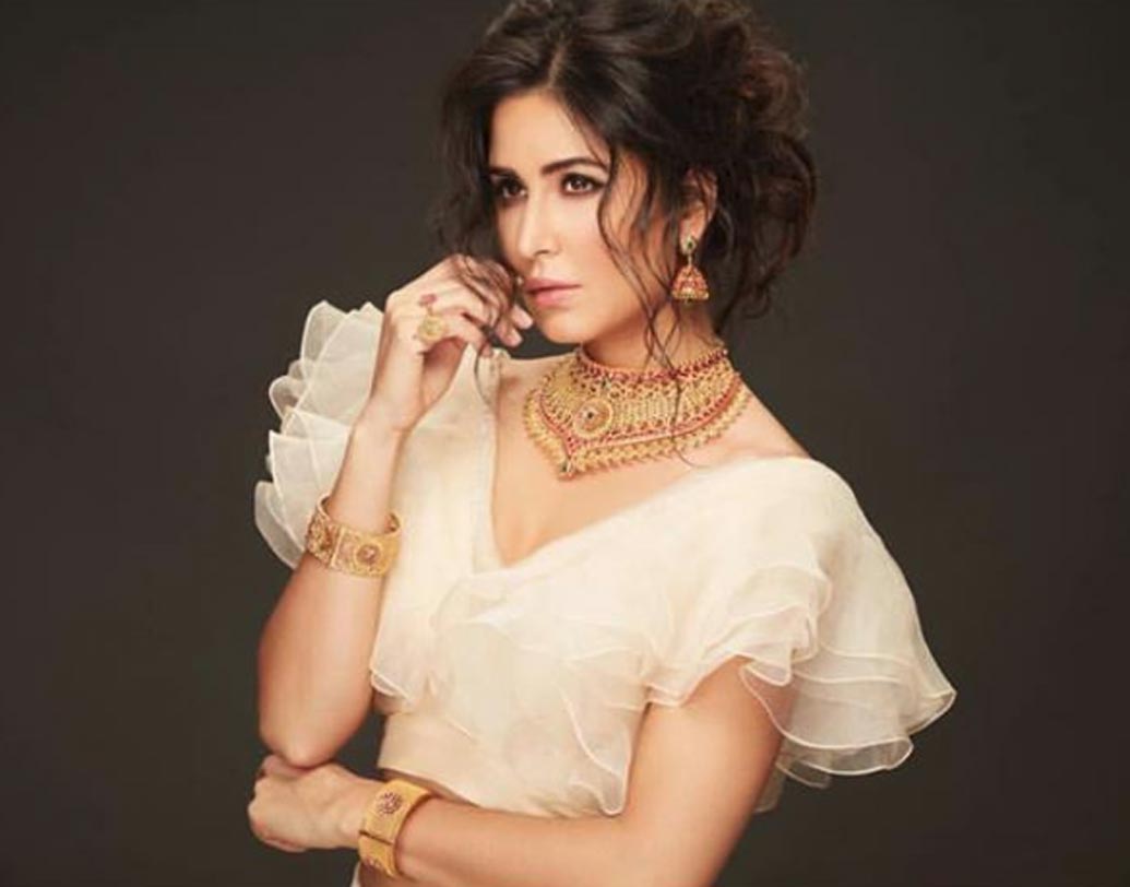 ক্যাটরিনা কইফ: বি-টাউনের সবচেয়ে ফিট এবং পারফেক্ট ফিগারের তালিকায় প্রথমেই রয়েছেন ক্যাটরিনা। প্রাতরাশে পুষ্টিকর খাবারই পছন্দ তাঁর। ওটমিল, সিরিয়ালস, ডিমের সাদা অংশ এবং বেদানার জুস দিয়েই দিন শুরু হয় ক্যাটের।