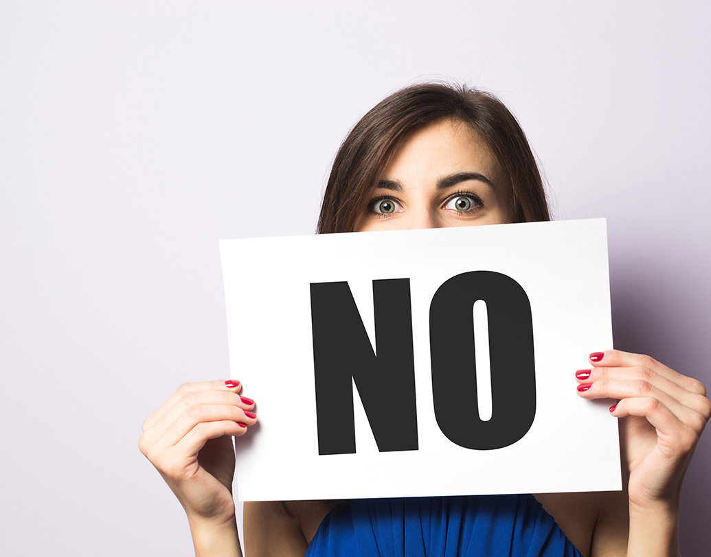 ‘না’ বলাই কিন্তু লক্ষ্য: ‘না’ ব্যতীত কোনও উপায় নেই। প্রথমে এটাই মাথায় গেঁথে নিন। ‘না’ বলা নিয়ে নিজেরই সংশয় থাকলে তা কখনওই অন্যের কাছে বিশ্বাসযোগ্য হবে না। তাই আগে নিজে ১০০ শতাংশ নিশ্চিত হোন নিজের ‘না’-এর বিষয়ে। দরকারে বসের মুখোমুখি হওয়ার আগে নিজেকে সময় দিন। মনে মনে ঝালিয়ে নিন আপনার ‘না’-এর যুক্তিগুলো।