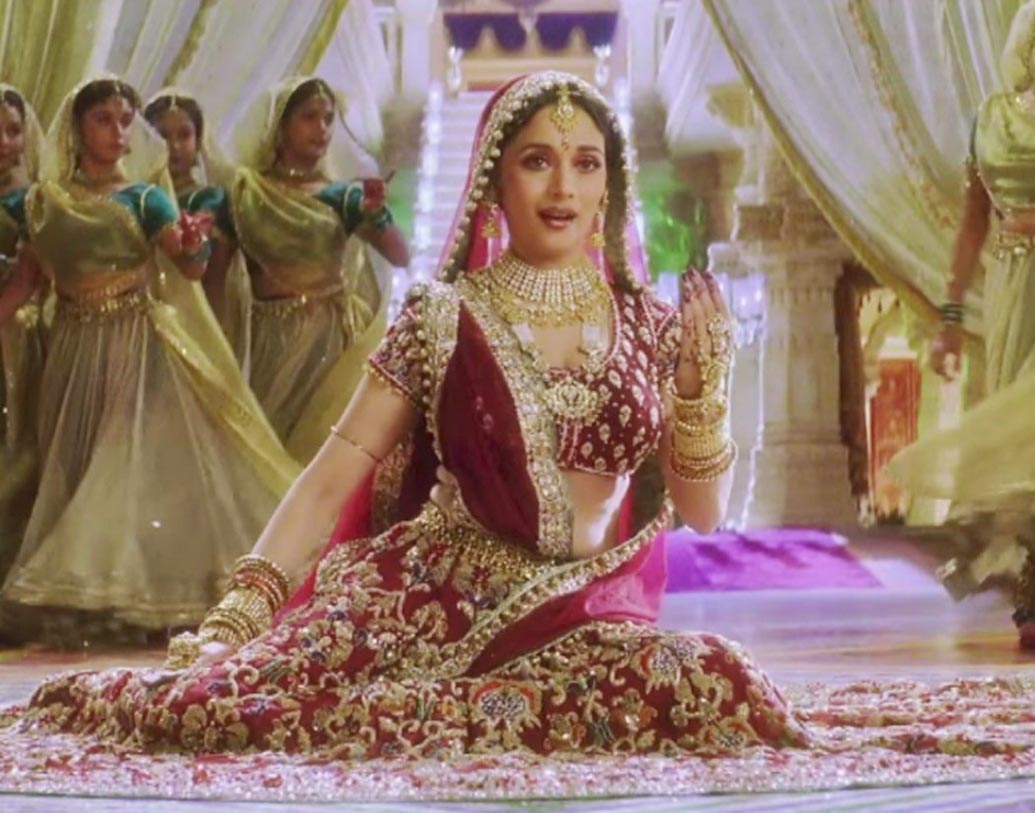 মাধুরী দীক্ষিত: ‘দেবদাস’ ছবিতে ‘কাহে ছেড় মোহে’ গানের সঙ্গে একটি লাল লেহেঙ্গা পরে কত্থক নেচেছিলেন মাধুরী। সোনালী জড়ি ও পুঁতির কাজ করা লেহেঙ্গাটির ওজন ছিল ৩০ কিলোগ্রাম। নায়িকার কথায়, ‘‘ওই ঘাঘরা পরে নাচ করা ছিল প্রায় অসম্ভব। এতটাই ওজন ছিল সেটাকে ঠিকমতো তুলে ধরাই মুশকিল হচ্ছিল।’’