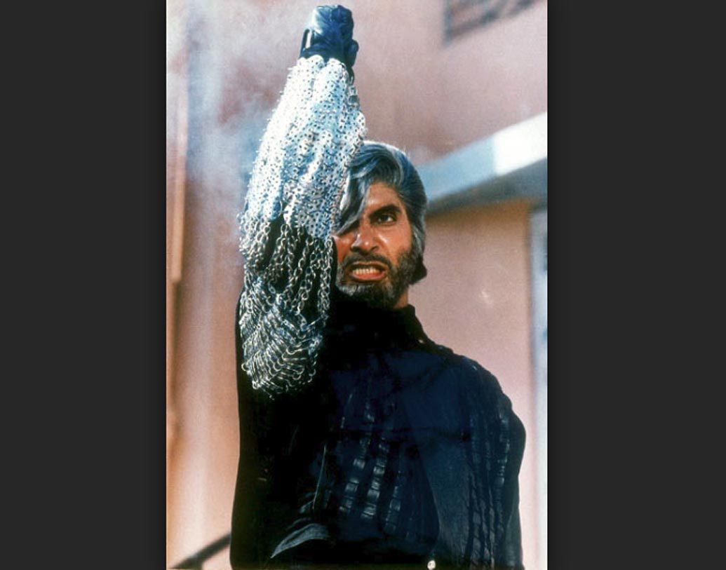 অমিতাভ বচ্চন: ‘শাহেনশা’ ছবিতে অমিতাভের সেই যোদ্ধার পোশাক মনে আছে? নানা ধাতব অস্ত্রের সাজে পোশাকটির ওজন ছিল ১৪ কিলোগ্রামের কাছাকাছি। তবে অত ভারী পোশাক পরেই সাবলীল ভাবে নিজের অভিনয় ফুটিয়ে তুলেছেন বলিউডের ‘শাহেনশা’।