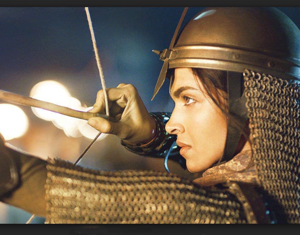 দীপিকা পাড়ুকোন: ‘বাজিরাও মস্তানি’ ছবিতে দীপিকার কস্টিউমের জন্যই খরচ হয়েছিল প্রায় পাঁচ কোটি টাকা। ছবিটিতে একবার যোদ্ধার পোশাকে সেজেছিলেন দীপিকা। সেই পোশাকটির ওজন ছিল প্রায় ২০ কিলোগ্রামের কাছাকাছি।