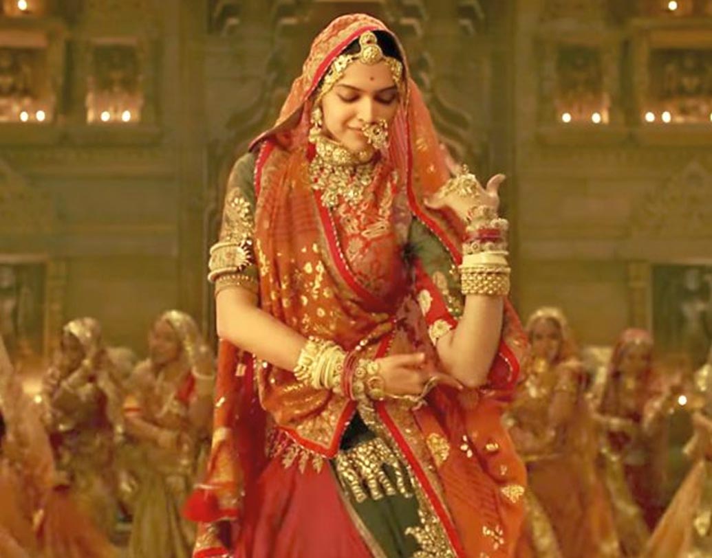 দীপিকা পাড়ুকোন: সঞ্জয় লীলা ভন্সালীর ‘পদ্মাবত’ ছবিতে রানি পদ্মাবতীর সাজে দীপিকাকে রাজপুত ঘরানার লেহেঙ্গা ও ভারী গয়না পরানো হয়েছিল। প্রায় ৪০০ কিলোগ্রাম সোনা ও পাথর দিয়ে তৈরি পোশাকগুলির ওজন ছিল ৩০ কিলোগ্রাম। প্রায় দু’বছর ধরে তৈরি করা হয়েছিল দীপিকার সমস্ত কস্টিউম।