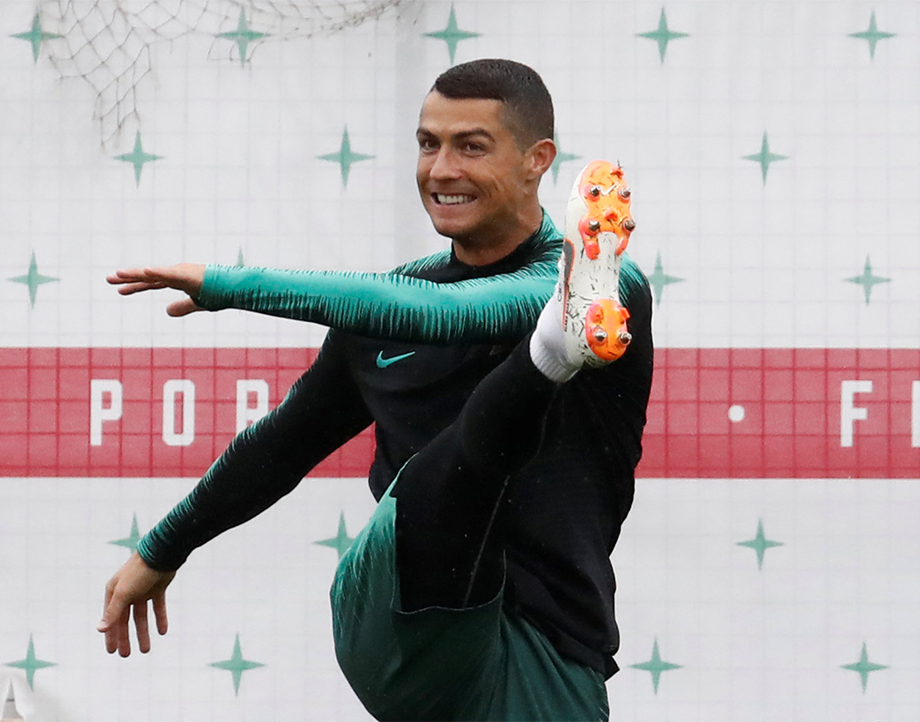 ইংল্যান্ডের মাটিতে কোচিং করালেও নিজের দেশ পর্তুগাল বিশ্বকাপে ভাল ফল করবে বলে আশাবাদী মোরিনহো। যদিও গ্রুপ ‘বি’-তে স্পেনকে সেরা দল বেছেছেন তিনি। আর ওই গ্রুপে পর্তুগালকে দ্বিতীয় দল হিসেবেই দেখছেন মোরিনহো। ছবি: রয়টার্স।