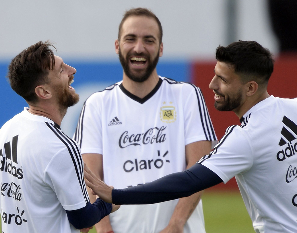 বাকি দলগুলিকে নিয়েও নিজস্ব ঢঙেই কথা বলেছেন মোরিনহো। চেলসির প্রাক্তন ম্যানেজারের মতে, কোয়ার্টার ফাইনালের পথে স্পেনকে হারাবে আর্জেন্তিনা। ছবি: এএফপি।