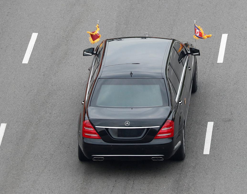 পিছনের অংশ: প্রেসিডেন্ট-সহ পাঁচ জনের বসার ব্যবস্থা। চালকের অংশের সঙ্গে কাচের পার্টিশন, ওঠানো-নামানোর বোতাম শুধু প্রেসিডেন্টের আসনের পাশেই রয়েছে।