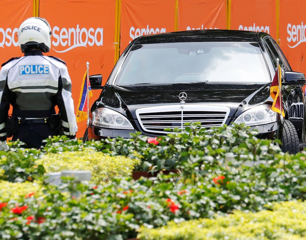 পিছনের আসন: প্রেসিডেন্টের আসনের পাশেই স্যাটেলাইট ফোন, যেখান থেকে সরাসরি ফোন করা যাবে ভাইস প্রেসিডেন্ট এবং পেন্টাগনকে।