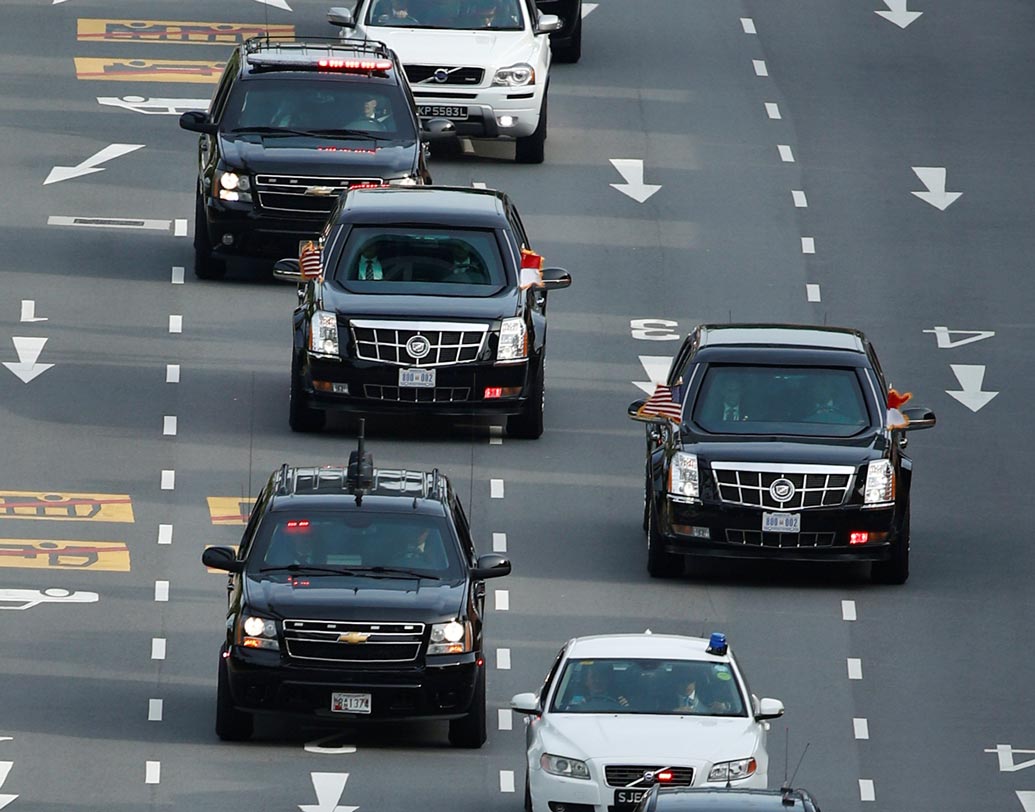 বডি: স্টিল, অ্যালুমিনিয়াম, টাইটেনিয়াম এবং সেরামিক দিয়ে তৈরি পাঁচ ইঞ্চি পুরু বডি। রকেট বা আইইডি হামলার মোকাবিলা করতে পারবে এই গাড়ি।