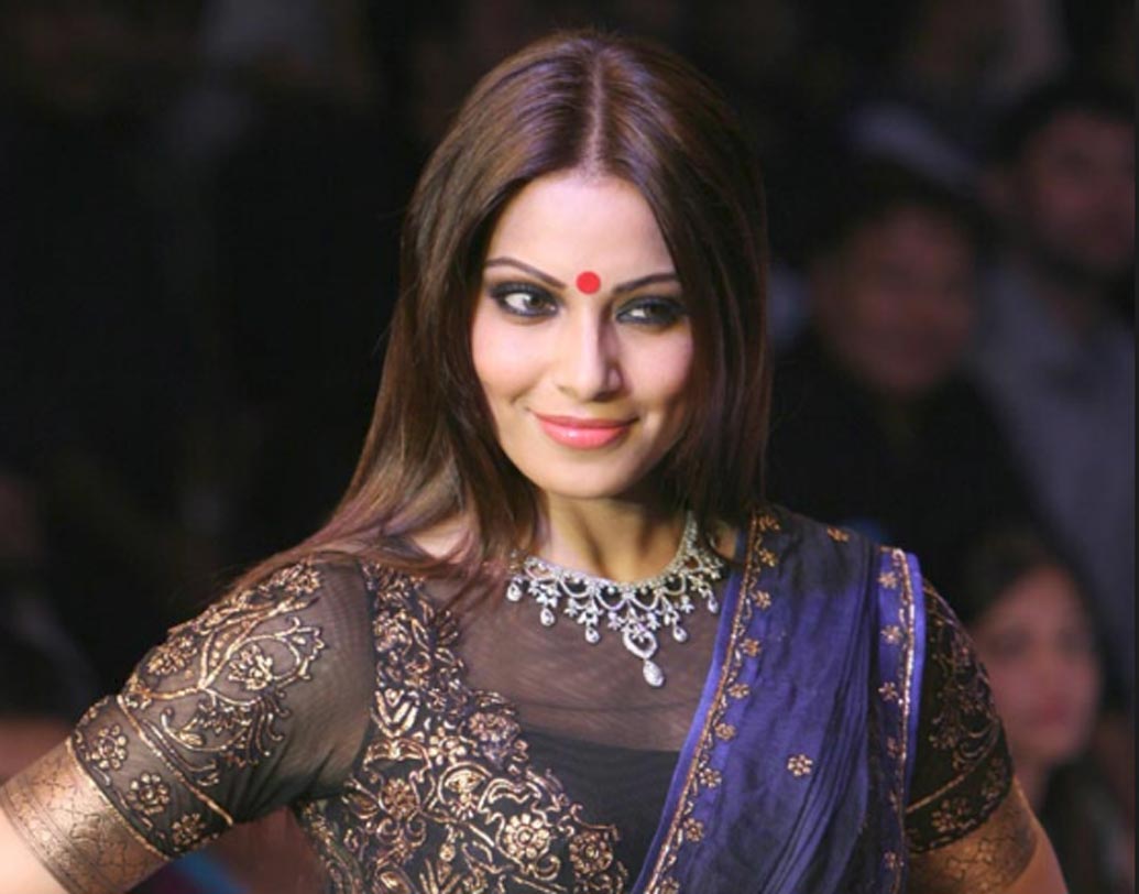 বিপাশা বসু: বি-টাউনের ফ্যাশনিস্তা বিপাশা মডেলিং, অভিনয়ের পাশাপাশি ব্যবসাতেও চূড়ান্ত সফল। মালাইকা অরোরা ও সুজান খানের সঙ্গে পার্টনারশিপে তাঁর একটি অনলাইন ফ্যাশন পোর্টাল রয়েছে। ‘দ্য লেবেল লাইফ’ নামে ওই পোর্টালটিতে আধুনিক অ্যাকসেসরিজ তো মিলবেই, উপরি পাওয়া বিপাশার নানা স্টাইল টিপস।