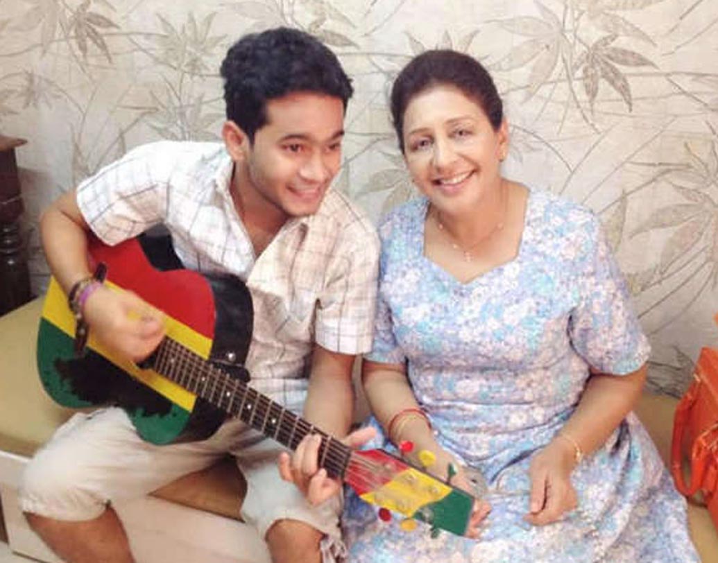 থিয়েটারেই প্রথম অভিনয়ে হাতেখড়ি। ১৯৯৮ সাল থেকে থিয়েটারে শিশু অভিনেতা হিসেবে কাজ শুরু করেন। সেখান থেকে অ্যাড ফিল্ম, টিভি শো হয়ে বড় পর্দায় আত্মপ্রকাশ।