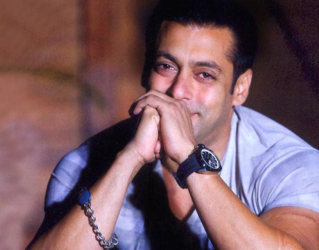 সলমন খান: সলমনের ছবি মানেই ইদ বা দিওয়ালি বাম্পার। তবে ভাইজানেরও কিন্তু ফিল্মে সাইন করার আগে বিশেষ একটা শর্ত থাকে। পর্দায় চুমু খেতে নারাজ সলমন। মিষ্টি প্রেমের দৃশ্যে তিনি খুবই সাবলীল, কিন্তু তাই বলে নায়িকাকে চুমু? নৈব নৈব চ।