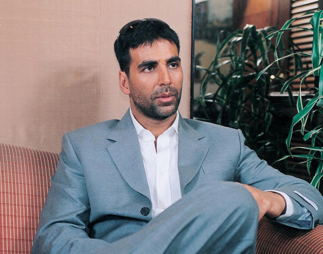 অক্ষয় কুমার: রবিবার মানেই ছুটি। ওই দিন কোনও কাজ নয়। এমনটাই চুক্তি অক্ষয় কুমারের। বলিউডে একাধিক হিট ছবির মেডেল তাঁর ঝুলিতে, সবচেয়ে বেশি পারিশ্রমিক পাওয়া অভিনেতাদের মধ্যেও প্রথম সারিতে তিনি। তবে, যত প্রয়োজনই হোক চুক্তি নাকি কোনও দিন ভাঙেননি অক্ষয়। রবিবার পরিবারের সঙ্গে সময় কাটানোই বেশি পছন্দ অভিনেতার।