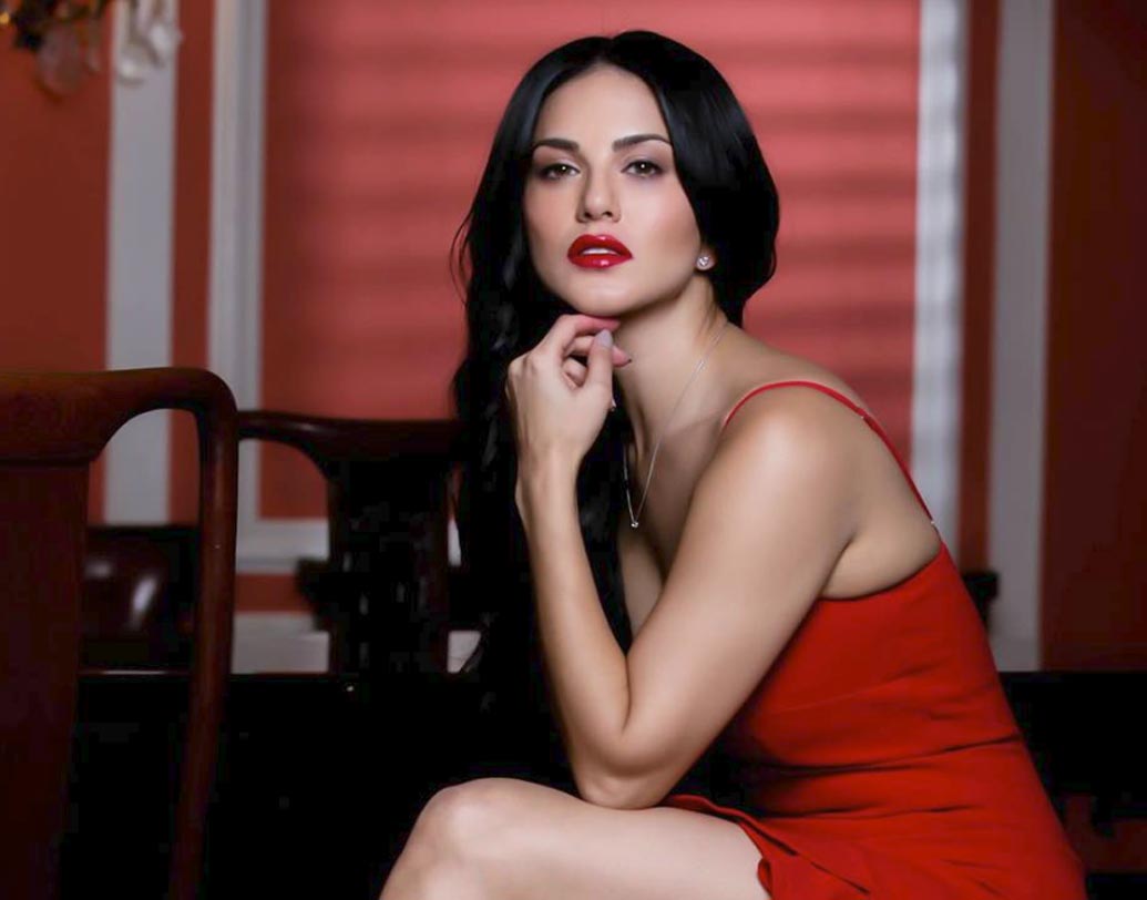 সানি লিওন: সানির স্ক্রিন প্রেজেন্স পর্দায় অনবদ্য। সোশ্যাল মিডিয়ায় তাঁর ফলোয়ারের সংখ্যাও নেহাত কম নয়। সানির চুক্তি শুনলে চমকে উঠবেন। অন্তরঙ্গ দৃশ্যে তিনি স্বচ্ছন্দ, কিন্তু চুমু খেতে নাকি ঘোর অনীহা তাঁর। পর্দায় চুমু খেতে একেবারেই নারাজ নায়িকা।