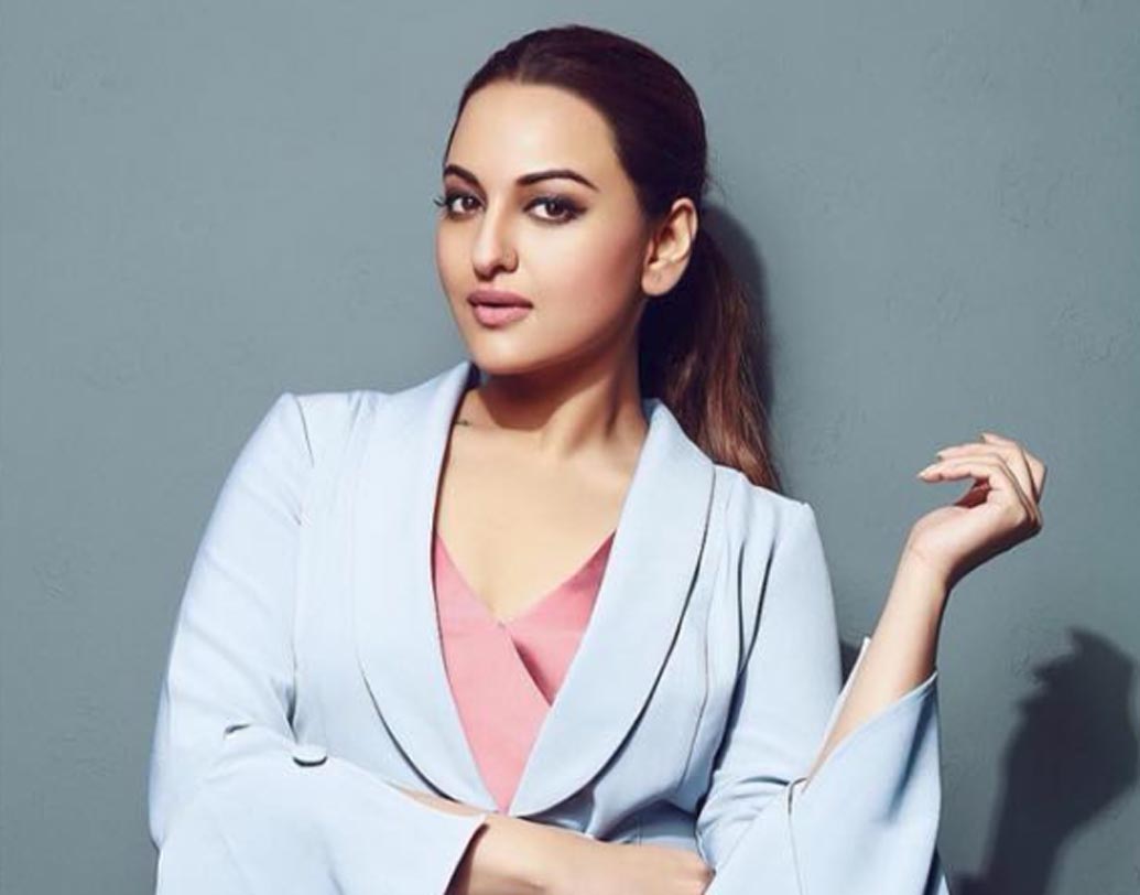 সোনাক্ষী সিনহা: সোনাক্ষী বরাবরই স্পষ্টবক্তা। সকলের সঙ্গে বেশ মানিয়ে গুছিয়েও চলতে পারেন নায়িকা। তবে, অনস্ক্রিন চুমুতে ঘোর আপত্তি বলিউডের ‘আসলি সোনা’র। চুমু এবং অন্তরঙ্গ দৃশ্যে নাকি একেবারেই স্বচ্ছন্দ নন নায়িকা।