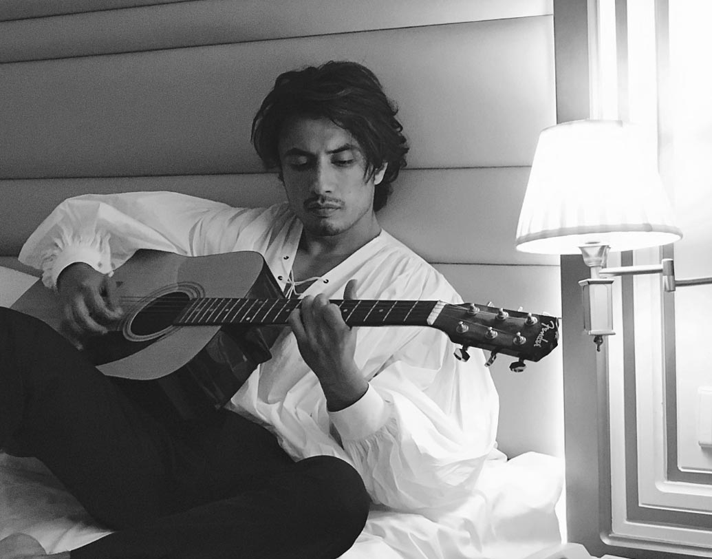 আলি জাফর: ছবিতে চুমু একেবারেই নয়, এমনটাই চুক্তি করে রেখেছেন এই পাক অভিনেতা ও গায়ক। আলি জানিয়েছেন, ‘লন্ডন প্যারিস নিউ ইয়র্ক’ ছবিতে চুমুর দৃশ্যে পরিচালককে ‘বডি ডাবল’-এর সাহায্য নিয়ে হয়েছিল।