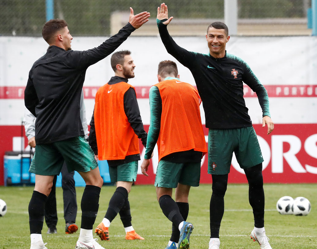 শুক্রবার রাশিয়ার সোচির অলিম্পিস্কি স্টেডিয়ামে মুখোমুখি হতে চলেছে স্পেন-পর্তুগাল। বলা বাহুল্য, পর্তুগালের অনেক খেলোয়াড়ই এই মুহূর্তে স্পেনের কোনও না কোনও ক্লাবের সঙ্গে জড়িত। ভাষা, সংস্কৃতির দিক থেকে আলাদা হলেও ফুটবল ময়দানে যেন মিলেমিশে একাকার হয়ে গিয়েছে এই দুই দেশ। সৌজন্যে স্পেনের বিভিন্ন ক্লাব।