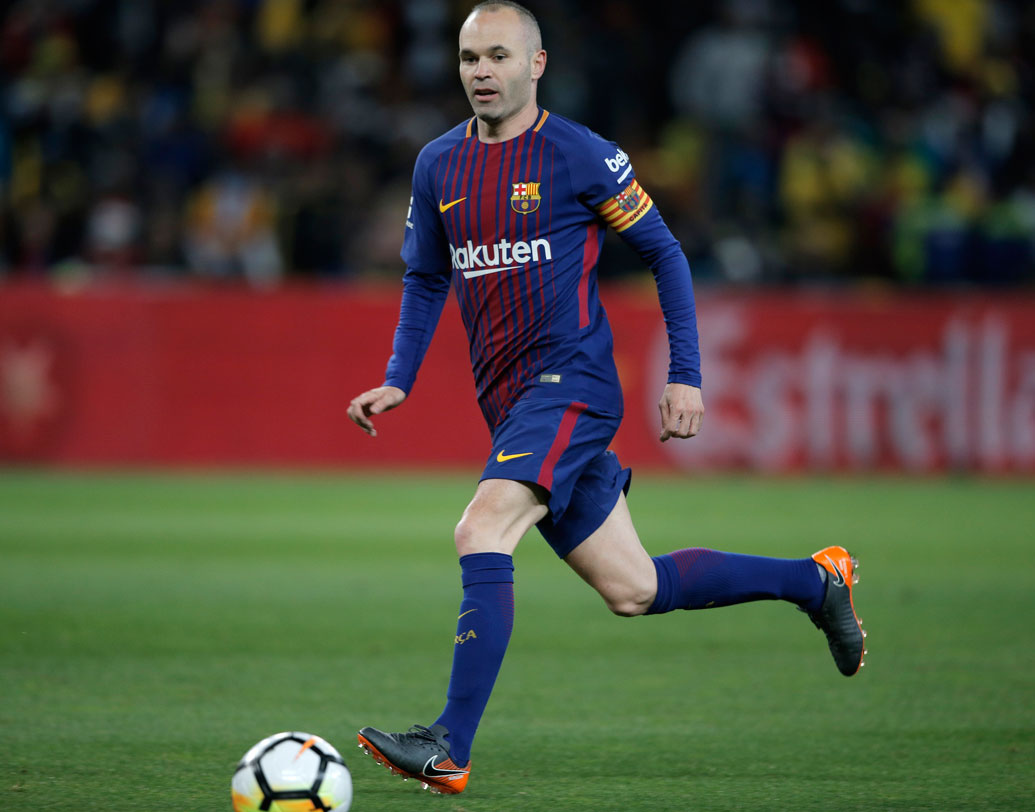 আন্দ্রে ইনিয়েস্তা: সেন্ট্রাল মিডফিল্ডার। খেলেন বার্সেলোনার হয়ে। তাঁর মিডফিল্ড জাদু দেখার জন্য মুখিয়ে গোটা বিশ্ব। বল ধরে রাখার তিকিতাকা খেলায় এখনও গুরুত্বপূর্ণই নিয়েস্তা। ছবি: এএফপি।