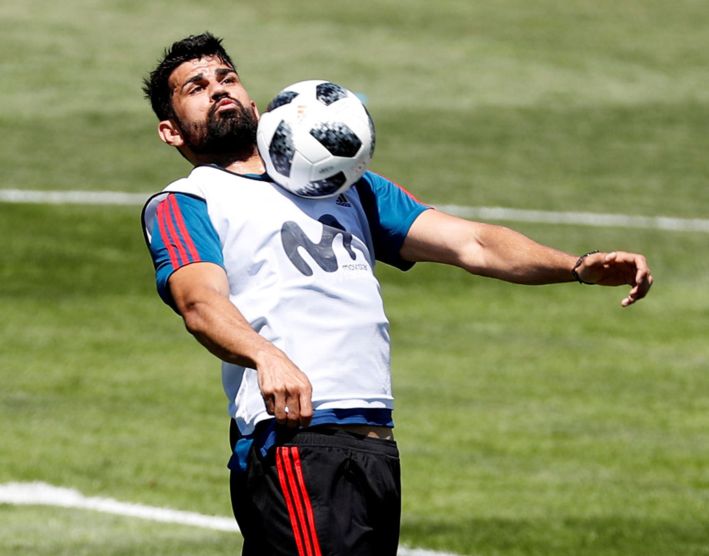 দিয়োগো কোস্তা: স্প্যানিশ স্ট্রাইকার। খেলেন আতলেতিকো মাদ্রিদের হয়ে। পর্তুগাল দলে পেপের মতো বলশালী ডিফেন্ডার থাকায় কোস্তার শক্তি ব্যবহার করতে হতে পারে স্পেনকে। ছবি: রয়টার্স।