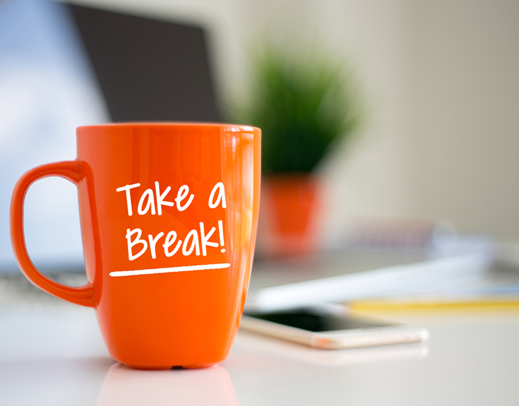 ব্রেক নিন: দিনের মধ্যে নির্দিষ্ট কোনও সময় কাজের চাপ বাড়ে কি? আর তখনই মেজাজের পারদ হু হু? তা হলে এক কাজ করুন, ঠিক যে সময়টা এমন হয়, তার আগেই কেটে পড়ুন অকুস্থল থেকে। অন্তত অল্প কিছুক্ষণের জন্য। হেঁটে আসুন, বা মোবাইলে পছন্দের সাইট সার্ফ করুন। মনকে বিরাম দিলে স্নায়ুও শান্ত হবে। ভাবনার নতুন দিক কাজকে করে তুলবে উপভোগ্য। ছবি: সাটারস্টক