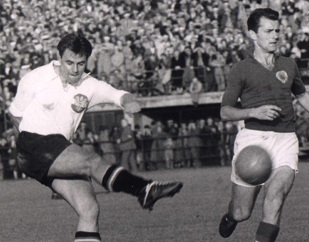 থিওডর ওয়্যাগনার: বিশ্বকাপের কোয়ার্টার ফাইনাল। ১৯৫৪ সাল। অস্ট্রিয়া, সুইজারল্যান্ডের সেই ম্যাচের ভাগ্য যেন পেন্ডুলামের মতো দুলছিল। অস্ট্রিয়ার হয়ে হ্যাটট্রিক করে পিছিয়ে থাকা ম্যাচে দেশকে ৭-৫ গোলে জেতান ওয়্যাগনার।