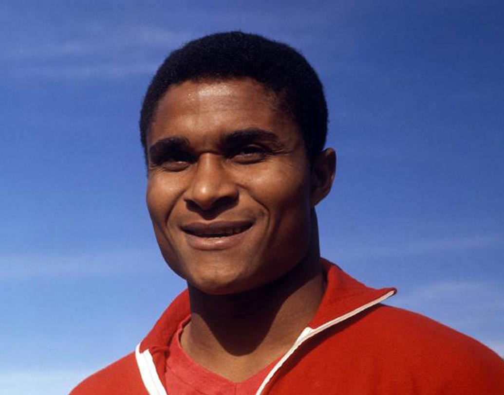 ইউসেবিও: ১৯৬৬-এর ইংল্যান্ড বিশ্বকাপ। কোয়ার্টার ফাইনালে উত্তর কোরিয়ার বিরুদ্ধে ৩-০ গোলে পিছিয়ে পর্তুগাল। এর পরেই জ্বলে ওঠেন ইউসেবিও। হ্যাটট্রিক করে দলকে জেতান ৫-৩ গোলে।