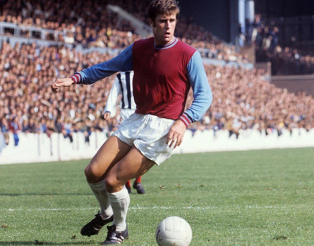 জিওফ হার্স্ট: ১৯৬৬-এর হাই ভোল্টেজ ফাইনাল। মুখোমুখি ইংল্যান্ড, পশ্চিম জার্মানি। এক গোলে পিছিয়ে ইংল্যান্ড। এর পরেই শুরু হার্স্ট ম্যাজিক। তাঁর হ্যাটট্রিকের সুবাদে ৪-২ গোলে বিশ্বকাপ জেতে ইংল্যান্ড।