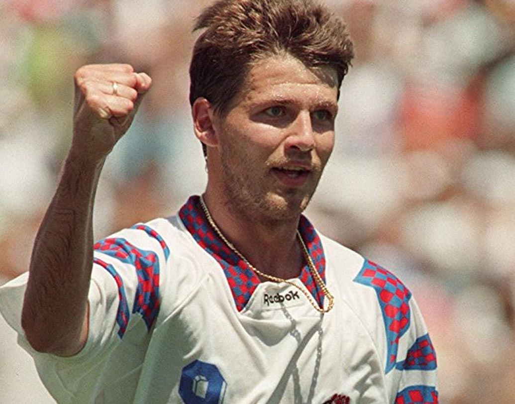 ওলেগ সালেঙ্কো: ১৯৯৪ সালের আমেরিকা বিশ্বকাপের গ্রুপ পর্যায়ের ম্যাচ। খেলা চলছিল ক্যামরুন বনাম রাশিয়ার। বা বলা ভাল খেলা চলছিল ক্যামেরুন ডিফেন্স বনাম ওলেগ সালেঙ্কোর। একাই পাঁচবার ক্যামেরুনের জালে বল জড়ান তিনি। ৬-১ গোলে ম্যাচ জেতে রাশিয়া।