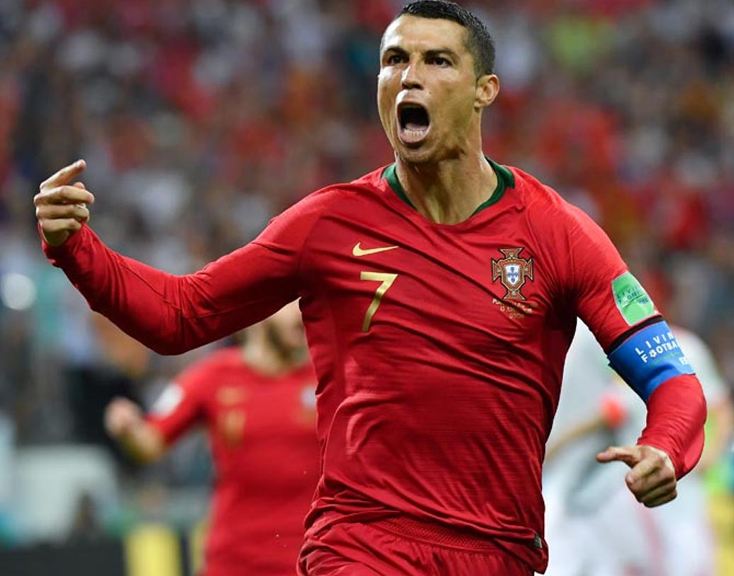 ক্রিশ্চিয়ানো রোনাল্ডো: চলতি বিশ্বকাপের প্রথম হ্যাটট্রিক এল সি আর সেভেনের পা থেকে। স্পেনের বিরুদ্ধে একাই খেললেন, গোলও করলেন। ২-৩-এ পিছিয়ে থাকা ম্যাচে ৩-৩ গোলে ড্র করল পর্তুগাল।