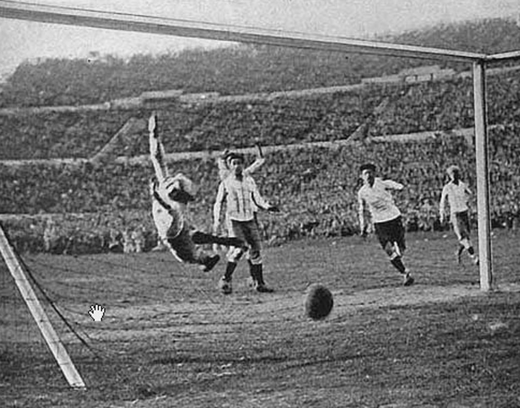 এ ছাড়াও বিশ্বকাপে হ্যাটট্রিক করেছেন বার্ট পাতেনুয়েদ, গিলেরমো স্তাবাইল, পেড্রো সিয়া, অ্যাঞ্জেলো শিয়াভিয়ো, অলড্রিচ নেজেডলি, লিওনিডাস, গুস্তভ ওয়াটারস্টর্ম, হ্যারি অ্যান্ডারসন, অস্কার মিগুয়েজ, অ্যাডেমির, এরিখ প্রোবস্ট, কার্লোস বর্জেস, বুরহান সার্গিন, ম্যাক্স মরলক, থিওডর ওয়াগনার, জোসেফ হিউগি, ফ্লোরিয়ান অ্যালবার্ট, দুসান বায়েভিচ