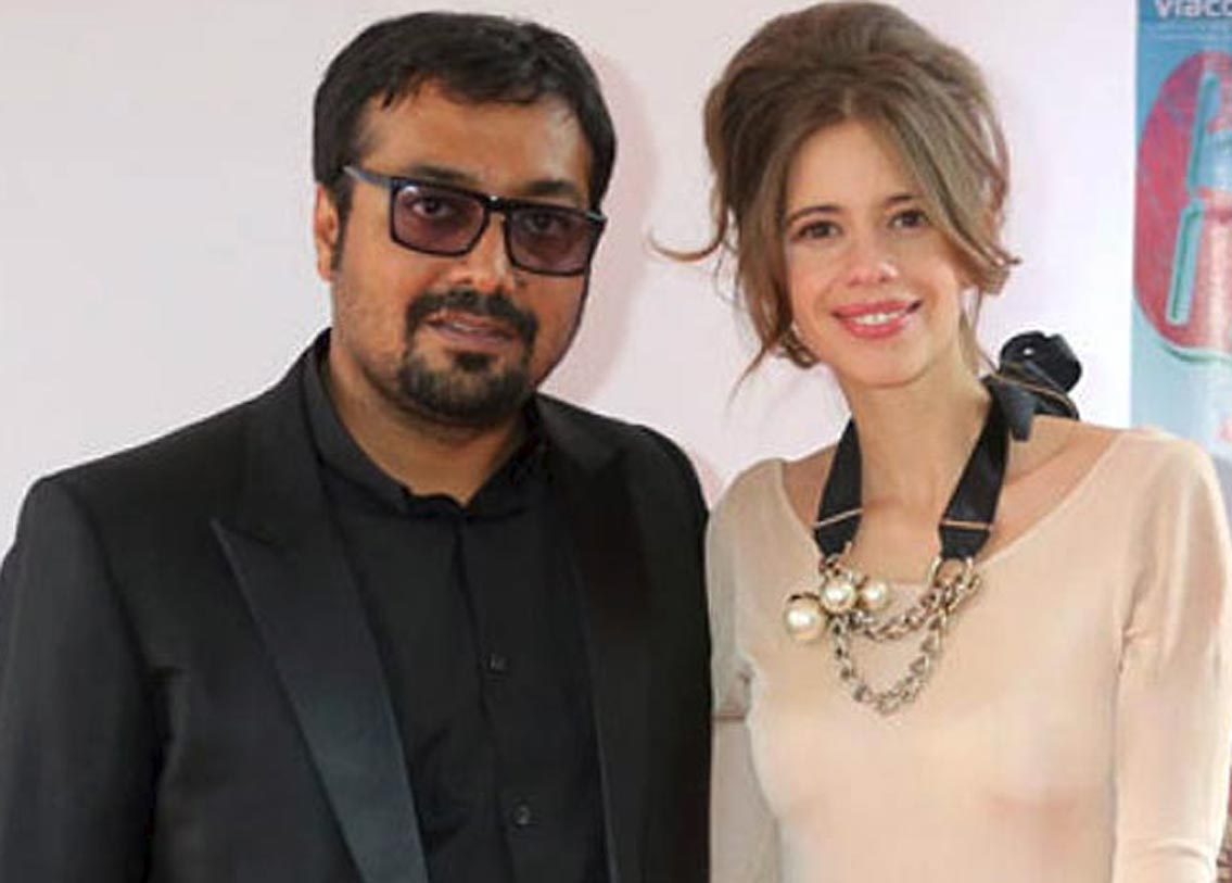 অনুরাগ কশ্যপ এবং কাল্কি কোয়েচলিন: ২০০৮ সাল। দেব ডি-র শুটিং করছেন কল্কি আর তাঁর পরিচালক অনুরাগ। দেব ডি-র সেট থেকেই কল্কির প্রেমে পড়েছিলেন অনুরাগ। যদিও তখন তাঁর স্ত্রী আরতির সঙ্গে বিচ্ছেদ হয়নি। এর এক বছরের মাথায় আরতির সঙ্গে বিচ্ছেদ হয় তাঁর। আর কল্কির সঙ্গে বিয়ে হয় ২০১১ সালের ৩০ এপ্রিল।