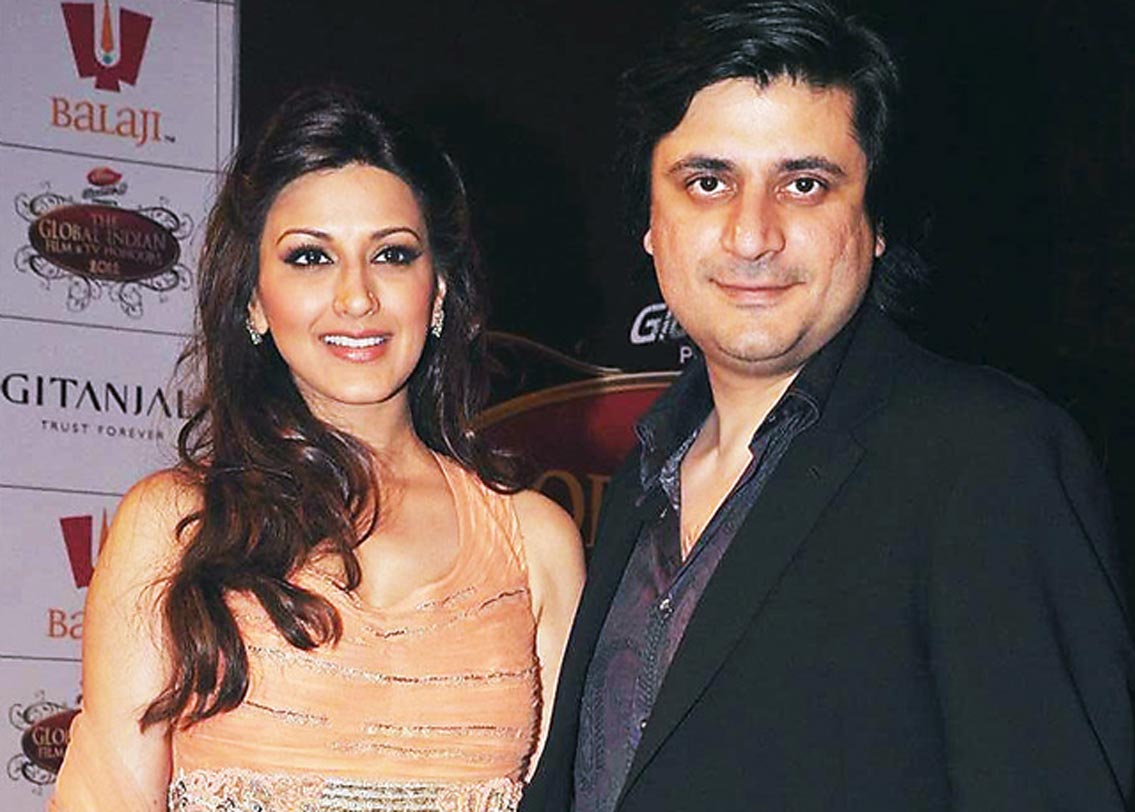 গোল্ডি বহেল এবং সোনালী বেন্দ্রে: ১৯৯৪ সালে নারাজ ছবির শুটিং সেটে সোনালীকে দেখেই প্রেমে পড়েন পরিচালক গোল্ডি। তাঁর বোন সোনালীর বন্ধু ছিলেন। বোনই সোনালীর সঙ্গে পরিচয় করে দেন। পাঁচ বছরের প্রেমপর্বের পর ১২ নভেম্বর, ২০০২ সালে তাঁরা বিয়ে করেন।