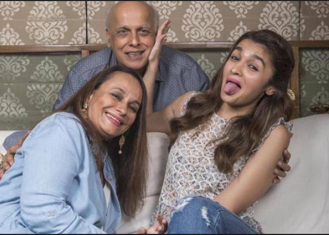 মহেশ ভট্ট এবং সোনি রাজদান: সুপারস্টার আলিয়া ভট্টের বাবা মহেশ। খুবই গোপনীয়তার সঙ্গে তাঁদের বিয়েটা হয়েছিল ১৯৮৬ সালের এপ্রিলে।