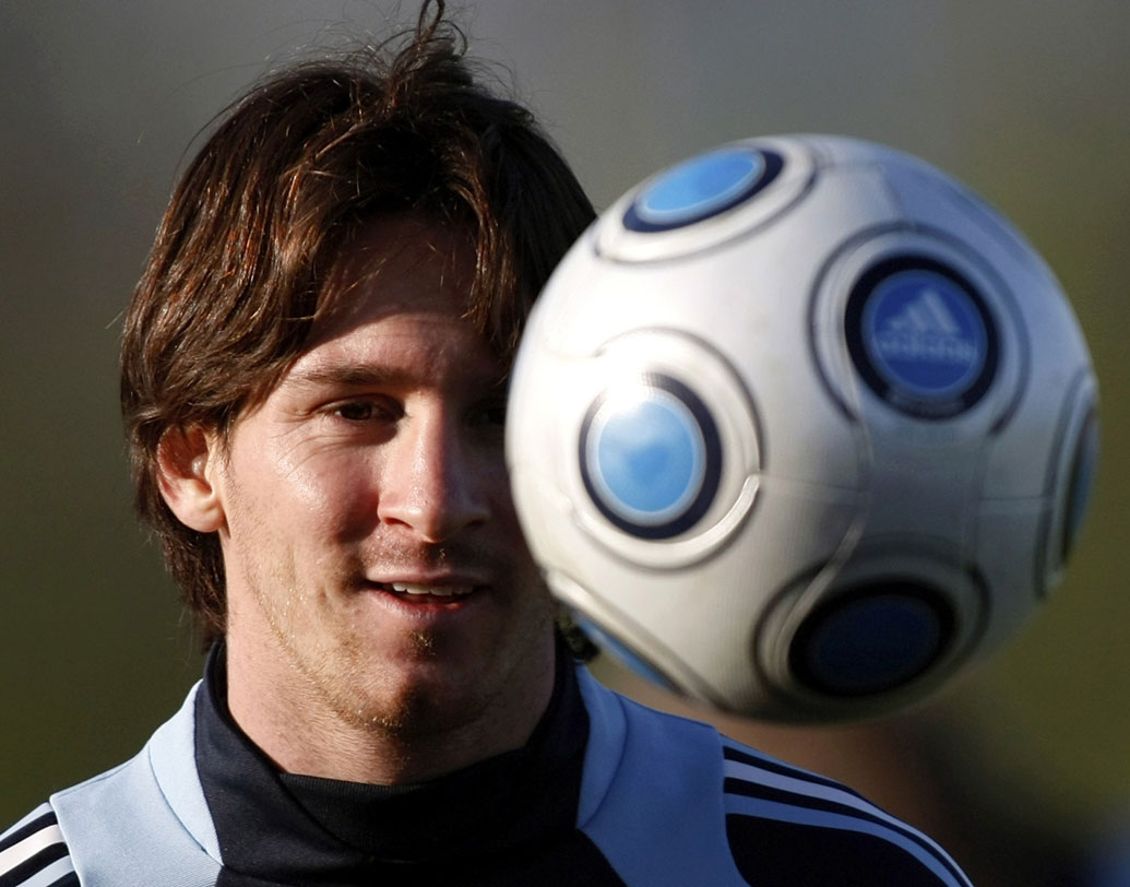 অভিশপ্ত শুরু: ২০০৫-এ দেশের সিনিয়র দলে সুযোগ পান। কিন্তু অভিশপ্ত হয়ে থাকল তাঁর অভিষেক ম্যাচ।পরিবর্ত হিসেবে নেমে এক মিনিটও স্থায়ী হল না তাঁর মেয়াদ। হাঙ্গেরির বিরুদ্ধে চল্লিশ সেকেন্ডের মধ্যেই লাল কার্ড দেখে মাঠ থেকে বেরিয়ে যেতে হল মেসিকে। তখনও গায়ে ওঠেনি ১০ নম্বর। দেশের হয়ে খেলছেন ১৮ নম্বর জার্সি পরে।