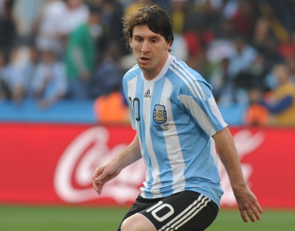প্রথম বিশ্বকাপ: ২০০৬ জার্মানি বিশ্বকাপে আর্জেন্টিনা দলের সঙ্গে চললেন ১৮ বছরের এক প্রতিভাবান। দ্বিতীয় ম্যাচে দেশের সর্বকনিষ্ঠ হিসেবে বিশ্বকাপ খেলতে নামেন সার্বিয়া ও মন্তেনেগ্রোর বিরুদ্ধে। ৬ গোলে জেতা ম্যাচে শেষ গোলটি ছিল তাঁর। জার্মানির কাছে হেরে শেষ আটেই বিদায়।