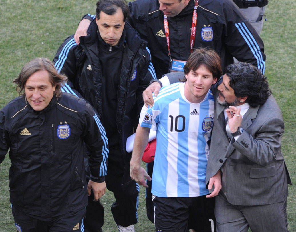 দক্ষিণ আফ্রিকা বিশ্বকাপ: অনেক প্রত্যাশা জাগিয়ে তৈরি হয়েছিল মারাদোনা-মেসি যুগলবন্দি। বেঞ্চে কোচ দিয়েগো মারাদোনা, মাঠে মেসি। কিন্তু কোয়ার্টার ফাইনালেই স্বপ্নভঙ্গ। ২০০৬-এর মতোই জার্মানির হাতে ০-৪ বিধ্বস্ত হয়ে বিদায়। গোটা বিশ্বকাপে একটিও গোল নিল না মেসির।