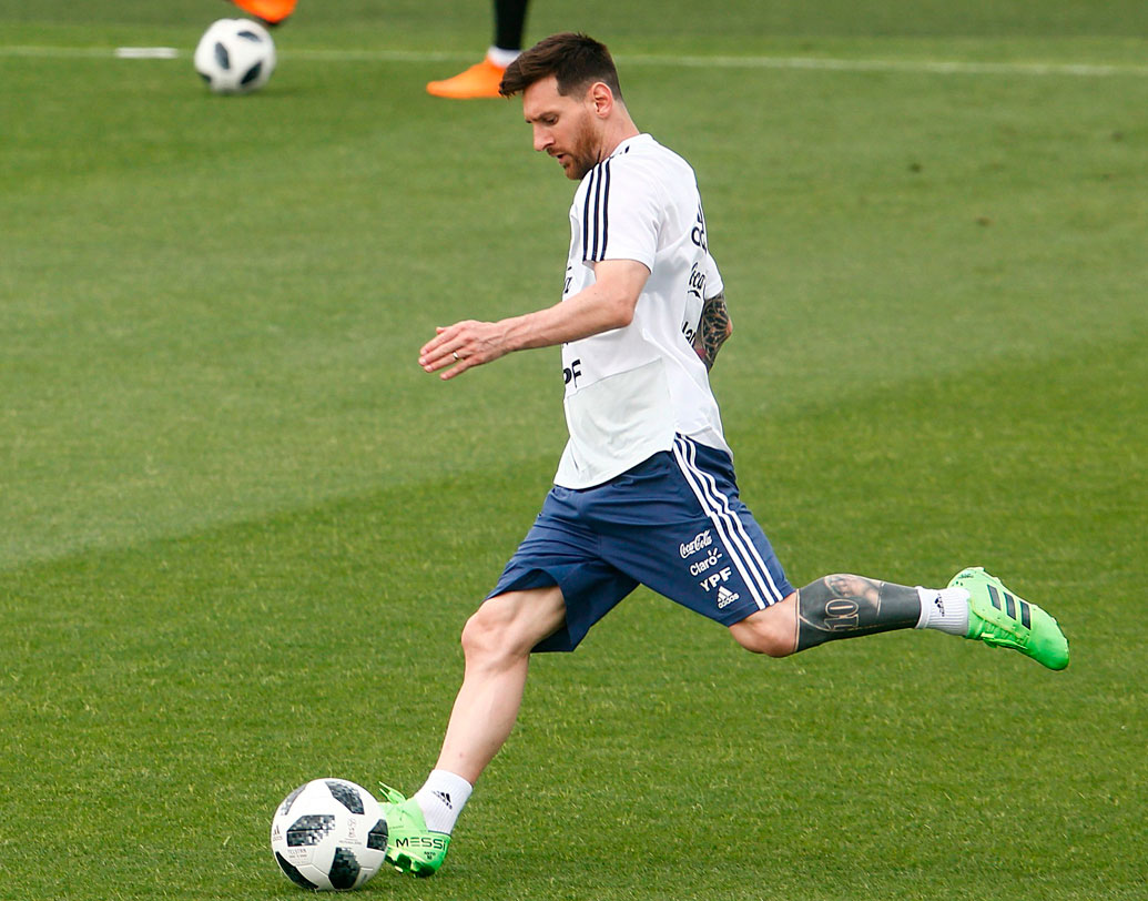 আচমকা অবসর: শতবার্ষিকী কোপা আমেরিকা কাপ হল ২০১৬-তে। ফের ফাইনালে উঠে স্বপ্নভঙ্গ। দেশ জুড়ে ঝড়ের মধ্যে মেসি অবসর ঘোষণা করে দিলেন। অনেক অনুরোধে ফিরলেন। ফের ত্রাতা তিনিই। যোগ্যতা অর্জন পর্বে শেষ ম্যাচে হ্যাটট্রিক করে নাটকীয় ভাবে রাশিয়ার টিকিট নিশ্চিত করলেন।ছবি: এএফপি।