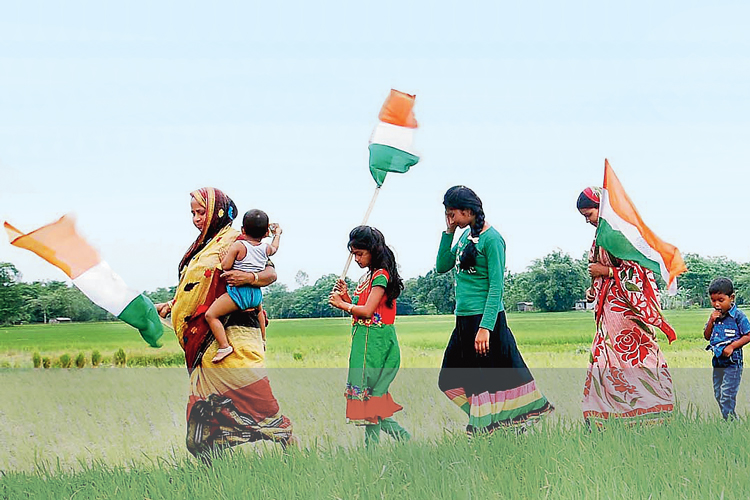 স্বাধীনতা: ভারতের জাতীয় পতাকা হাতে ছিটমহলের অধিবাসীরা। মশালডাঙা, কোচবিহার। ৩১ জুলাই ২০১৫