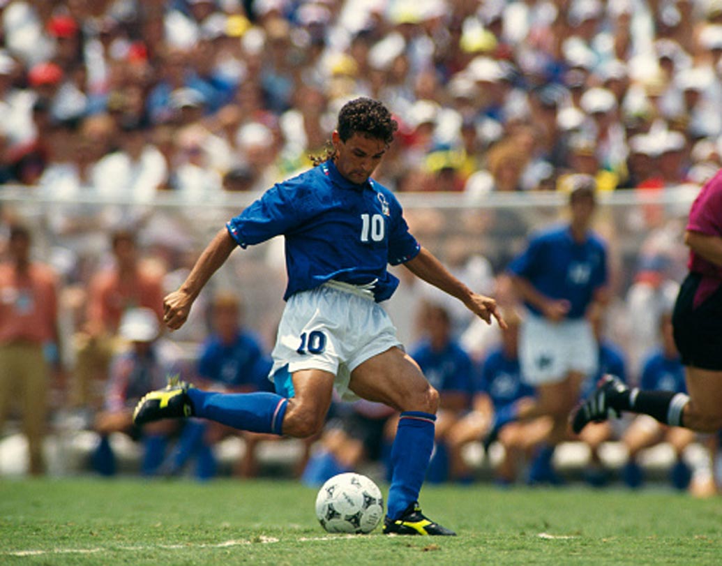 রবার্তো বাজ্জো: ১৯৯৪ সালের বিশ্বকাপ ফাইনালে রোমারিও-দুঙ্গাদের ব্রাজিলকে ১২০ মিনিট আটকে রেখেছিল ইতালি। টাইব্রেকারে বারেসি এবং মাসারো পেনাল্টি মিস করায় যাবতীয় নজর ছিল ইতালির সর্বকালের অন্যতম সেরা স্ট্রাইকার রবার্তো বাজ্জোর দিকে। কিন্তু বাজ্জোর শট ক্রসপিসের উপর দিয়ে উড়ে যায়। চতুর্থ বার বিশ্বকাপ জেতে ব্রাজিল।