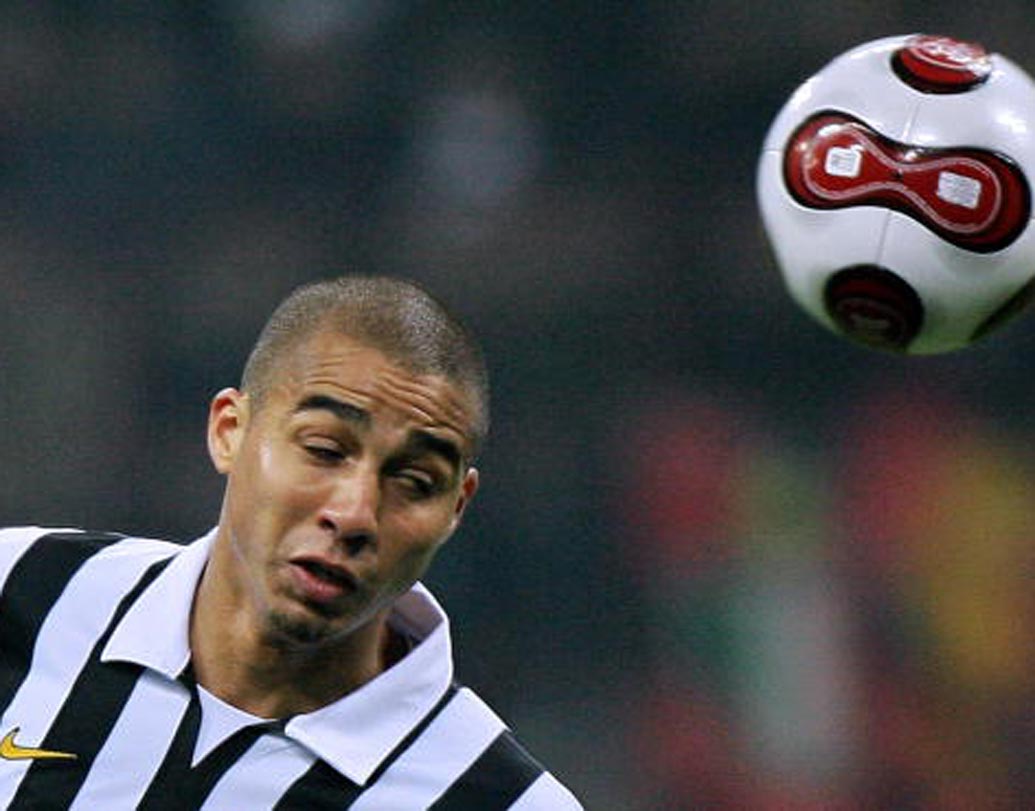 ডেভিড ত্রেজেগুয়ে: ২০০৬ বিশ্বকাপ ফাইনাল। মাতেরাজ্জিকে ঢুঁসো মেরে মাঠের বাইরে চলে গিয়েছেন জিদান। ম্যাচ গড়িয়েছে টাইব্রেকারে। দুই গোলরক্ষকই পর পর পেনাল্টি আটকাতে ব্যর্থ। সেই সময়ে শট নিতে আসেন ফ্রান্সের অন্যতম সেরা স্ট্রাইকার ত্রেজেগুয়ে। বারে লেগে ফিরে যায় শট। বিশ্বকাপ জেতে ইতালি।