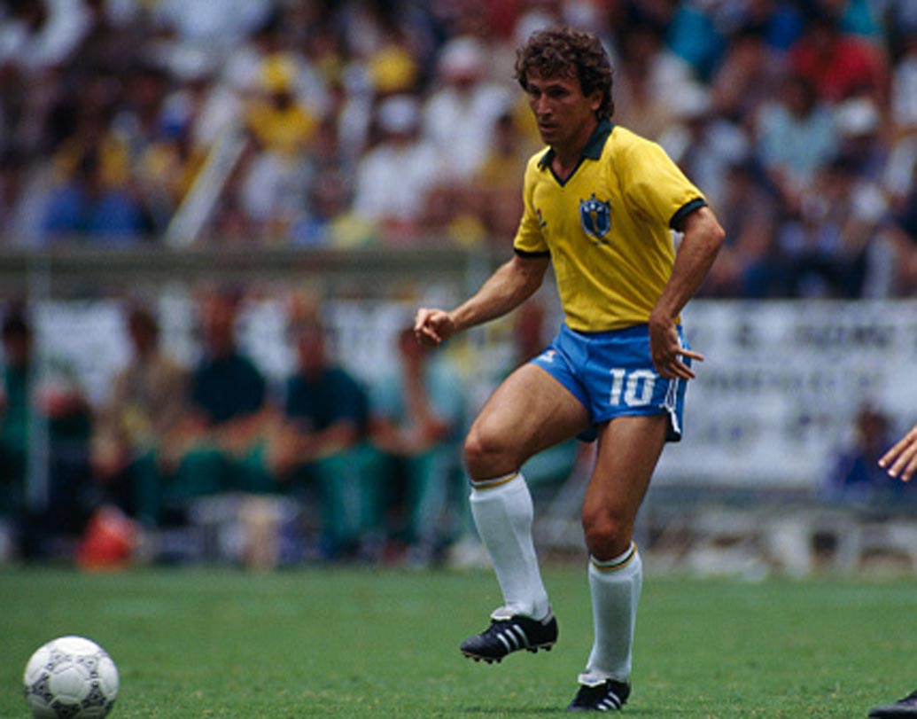 জিকো: ১৯৮৬ সালে ব্রাজিলের বিশ্বকাপ না জিততে পারাকে বলা হয় ফুটবলের অন্যতম অবাক করা ঘটনা। সেই ঘটনাই পাল্টে যেতে পারত, যদি ফ্রান্সের বিরুদ্ধে জিকো পেনাল্টি না ফস্কাতেন। পরিবর্ত হিসাবে নেমেই পেনাল্টি পেয়ে যান জিকো। কিন্তু শট মারেন সোজা ফরাসি গোলরক্ষকের হাতে। টাইব্রেকারে ম্যাচ জেতে ফ্রান্স।