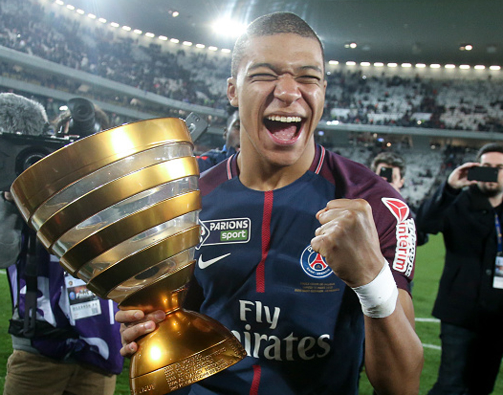 কিলিয়ান এমবাপে, ফ্রান্স: বিশ্বকাপে মেসি-রোনাল্ডোদের কাঁধে কাধ মিলিয়ে লড়াই করার ক্ষমতা রয়েছে যাঁদের, তাঁদের মধ্যে অন্যতম এমবাপে। ফরাসি এই মিডফিল্ডার অনেক হিসাব বদলে দেওয়ার ক্ষমতা রাখেন।