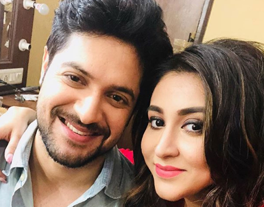 ইনস্টাগ্রামে প্রিয় বন্ধু বিক্রমের সঙ্গে খুনসুটির মুহূর্ত শেয়ার করেছিলেন। বিক্রম ‘ফাগুন বউ’-এ ঐন্দ্রিলার সহকর্মীও বটে।