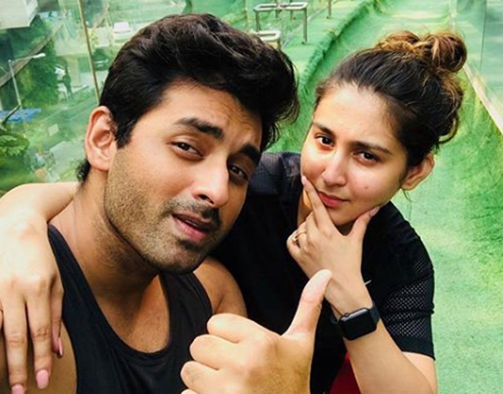 শোনা যায়, অঙ্কুশের সঙ্গে বিশেষ সম্পর্ক রয়েছে ঐন্দ্রিলার। ফলে বয়ফ্রেন্ডের সঙ্গেও নিজের ছবি শেয়ার করেছিলেন ইনস্টাগ্রামে।