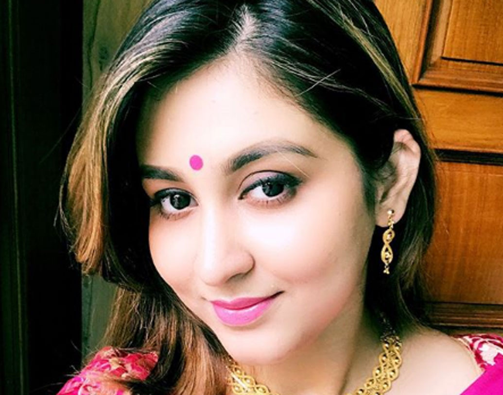 অর্থাত্ নিজের জীবনের বেশ কিছু ব্যক্তিগত মুহূর্তের ছবি ওয়েব ওয়ালে দিয়েছিলেন নায়িকা। কিন্তু সেগুলো ঐন্দ্রিলাই শেয়ার করেছিলেন তো? এই মুহূর্তে নায়ক-নায়িকাদের অজান্তেই বহু ভুয়ো অ্যাকাউন্ট তৈরি হয়ে যায়। ফলে এ প্রশ্ন ওঠা অস্বাভাবিক নয়।