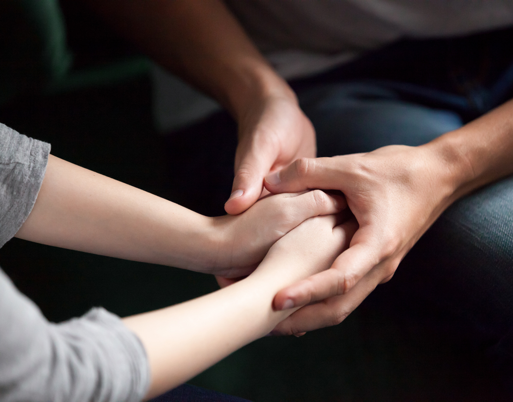 মন থকে বলুন: দায়সারা গোছের ‘সরি’ শোনালে কিন্তু ধরা পড়ে যাবেন। এ এমন এক শব্দ যা আপনার গলার স্বর, বডি ল্যাঙ্গুয়েজ— সবেতেই প্রতিফলিত হয়। তাই মন থেকে ‘সরি’ বলছেন কিনা, তা বুঝতে পারেন কাছের জন। তাই ‘সরি’ বলুন ইগো ঝেড়ে, দ্বিধা সরিয়ে। আন্তরিকতার ‘ফেদার টাচ’ যেন মিশে থাকে আপনার ‘সরি’-তে। ছবি: সাটারস্টক